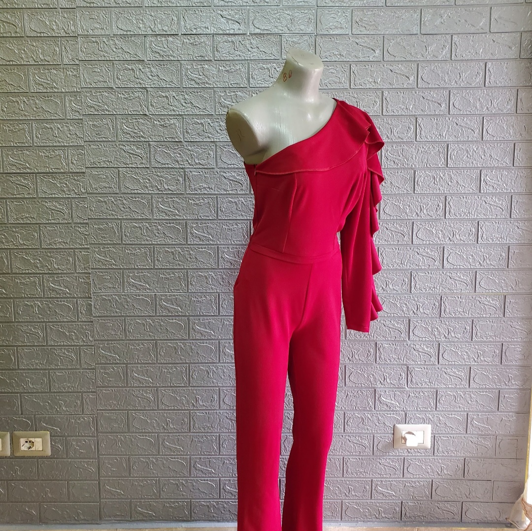 Jumpsuit Me Një Krah Me Volana