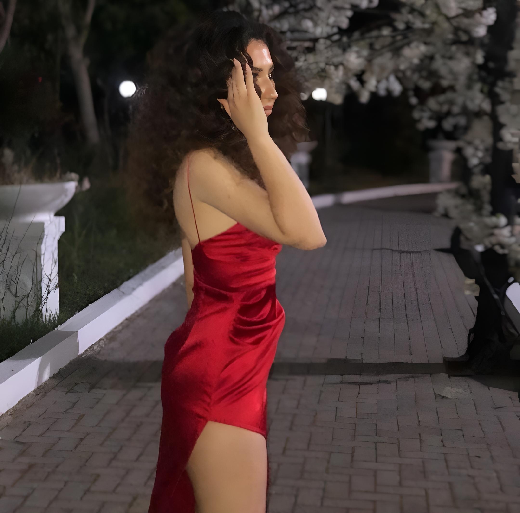 Fustan Elegant me Prerje të Rafinuar – Perfekt për Çdo Event