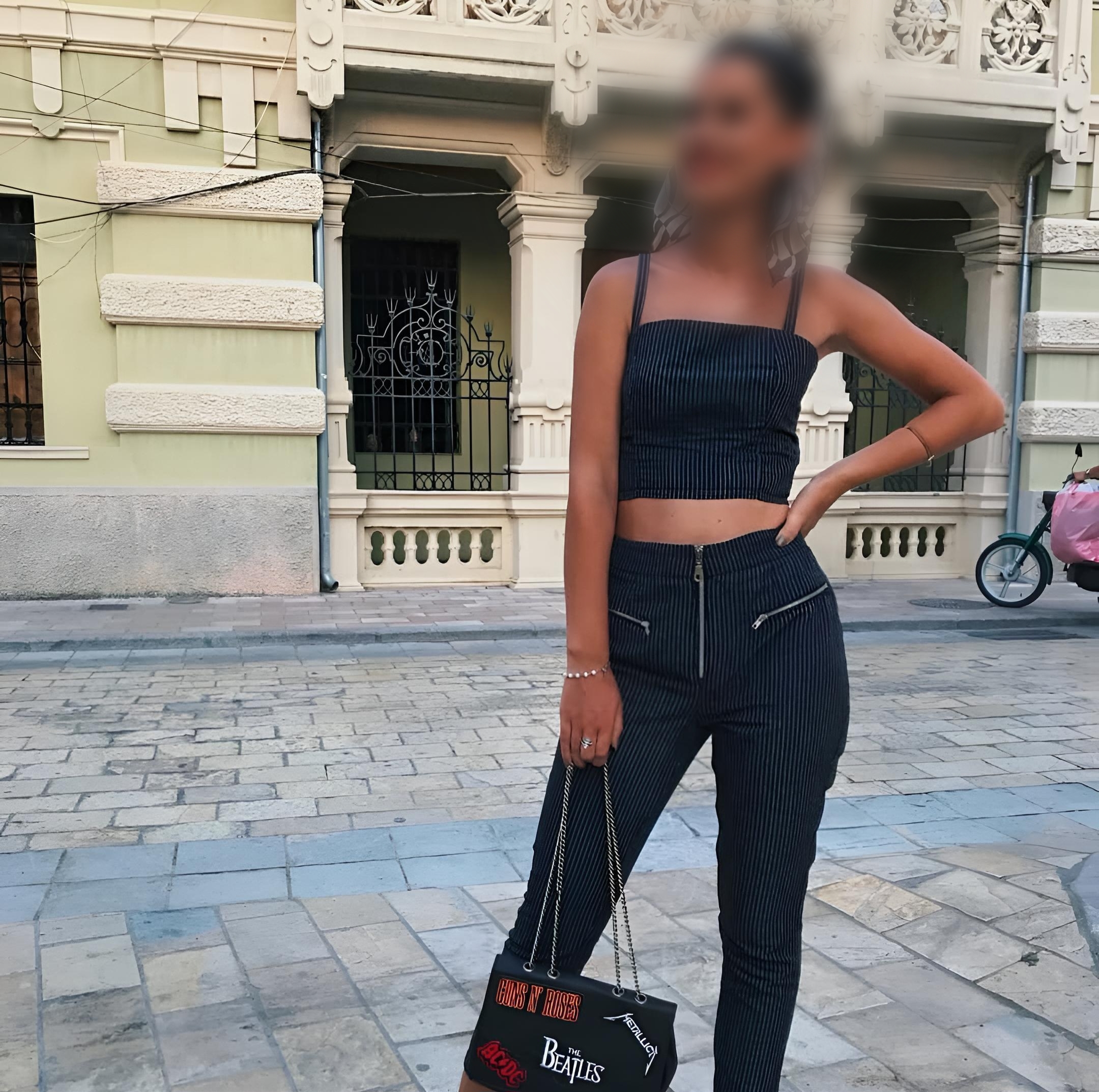 Set dy-pjesësh për femra – Crop top me rripa të hollë dhe pantallona të ngushta me zinxhirë